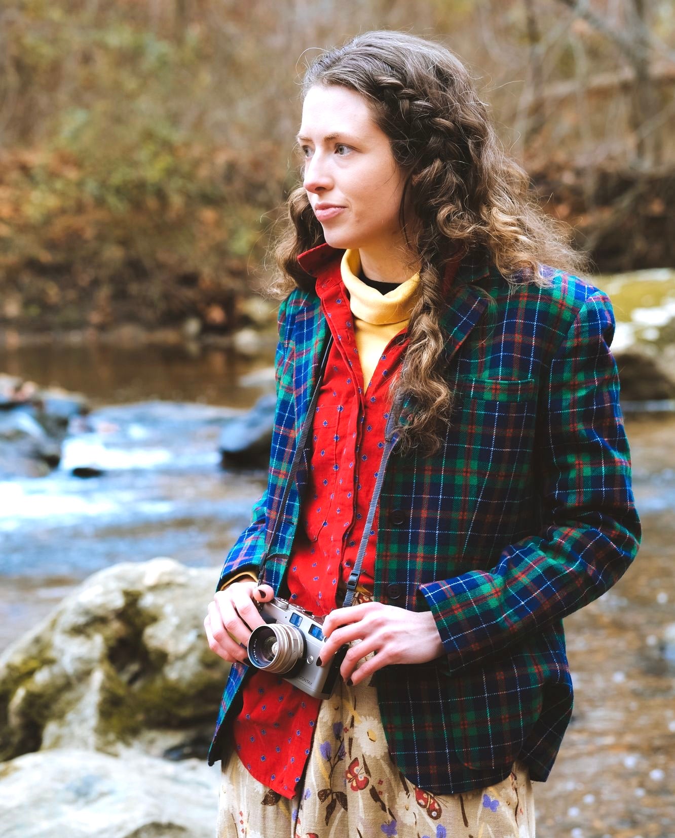 Female model wears a vibrant & classy navy-green-red plaid wool blazer from Pendleton in excellent condition