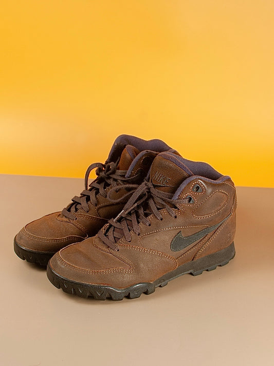Nike Caldera All-Brown Hiking Sneakers [1990s, women’s 7]