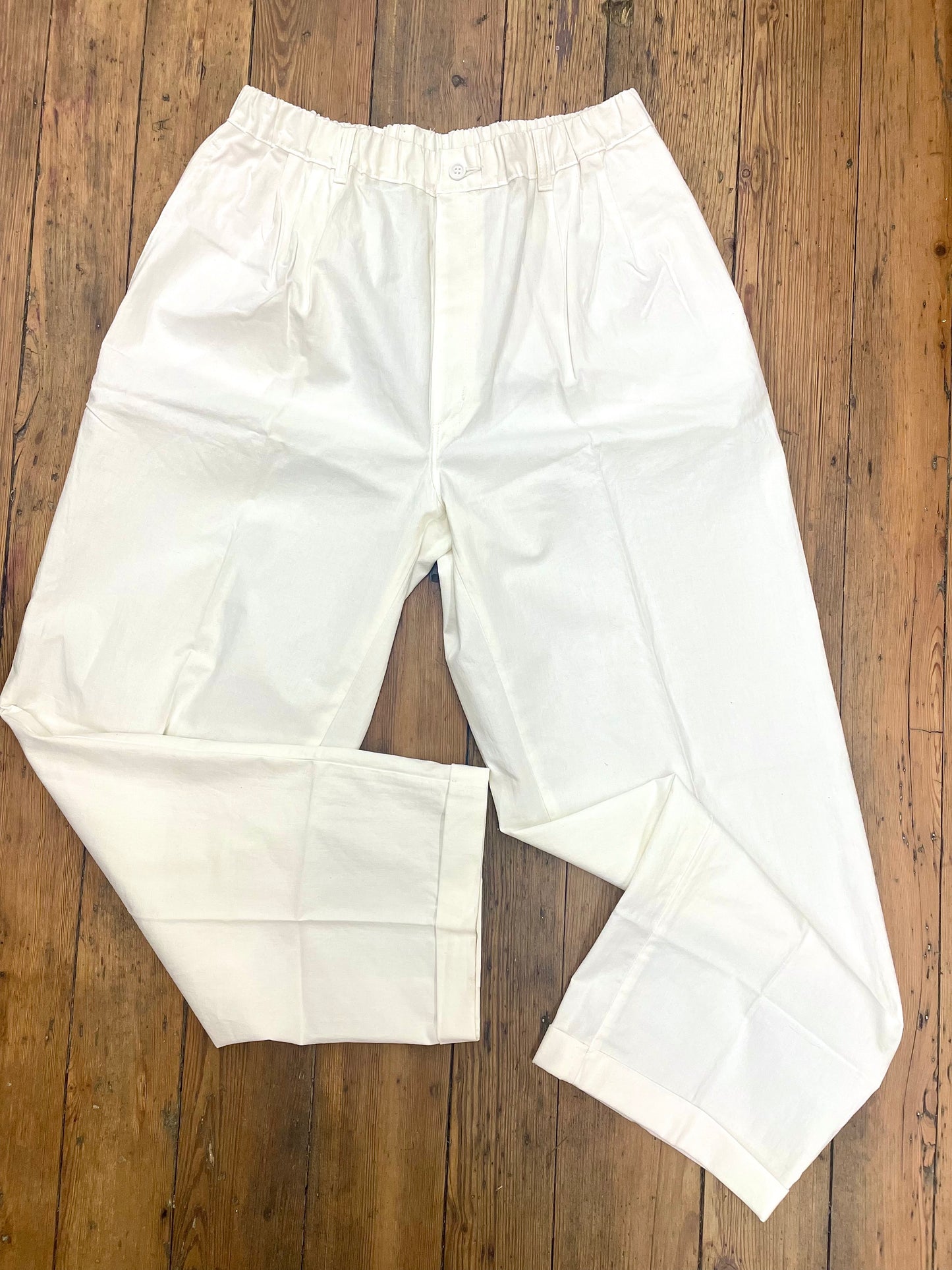 Pure white lounge pants with a nineties oversized cut & elastic waist